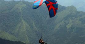 Paragliding in Mu Cang Chai district is attracting an increasingly large number of tourists.
