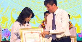 Chairman of the provincial People's Committee Tran Huy Tuan awards certificates of merit from prize winning students in the national excellent student contest.