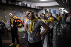 Học sinh tại lớp học trong ga tàu điện ngầm ở Kharkov hồi tháng 9.
