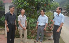 Lãnh đạo Đảng ủy xã Đào Thịnh kiểm tra việc thực hiện các tiêu chí xây dựng NTM kiểu mẫu tại thôn Khe Măng.