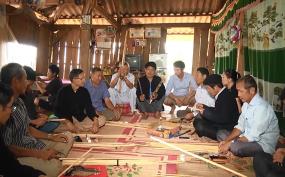 Các thành viên Câu lạc bộ Bảo tồn văn hóa dân tộc thị xã Nghĩa Lộ chia sẻ kinh nghiệm gìn giữ các giá trị văn hóa, bảo tồn tri thức bản địa các dân tộc tại địa phương.