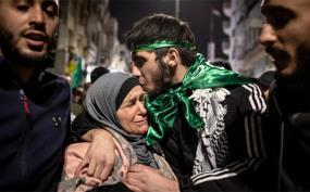 Một tù nhân Palestine, được trả tự do theo thỏa thuận ngừng bắn, gặp lại người thân ở Ramallah, Bờ Tây ngày 26/11/2023.