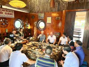 Đồng chí Trần Quốc Vượng - nguyên Ủy viên Bộ Chính trị, Thường trực Ban Bí thư cùng các đồng chí lãnh đạo thưởng trà tại không gian tiệc trà Suối Giàng.