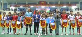 Ban tổ chức trao cờ lưu niệm cho các đội bóng tham gia Giải