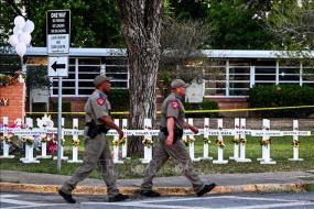 Cảnh sát tuần tra tại Trường tiểu học Robb, thành phố Uvalde, bang Texas, Mỹ sau vụ xả súng ngày 25/5/2022.