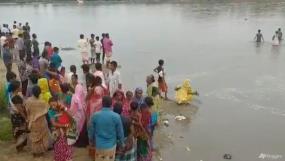 Hoạt động tìm kiếm người mất tích sau vụ chìm phà trên sông Karatoya, huyện Panchagarh, miền bắc Bangladesh ngày 25-9.