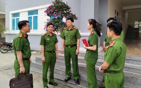 Đại tá Đặng Xuân Quỳnh - Phó Giám đốc Công an tỉnh (thứ ba, bên trái) trao đổi nghiệp vụ với cán bộ, chiến sĩ Phòng Cảnh sát điều tra tội phạm về trật tự xã hội.