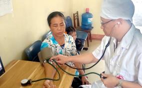 Cán bộ y, bác sỹ Trạm Y tế xã Đồng Cuông khám chữa bệnh cho người dân
