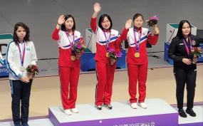 Ba nữ xạ thủ Triều Tiên nhận huy chương vàng tại Asiad 19 ở Hàng Châu, Trung Quốc ngày 28/9.
