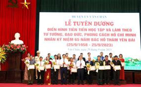 Lãnh đạo Ban Tuyên giáo Tỉnh uỷ và Lãnh đạo huyện Văn Chấn trao giấy khen của UBND huyện và chúc mừng cho các tập thể được tuyên dương.