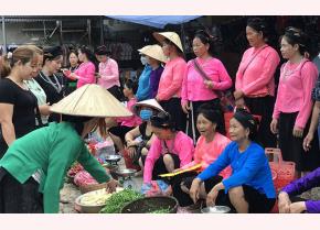 Both sellers and buyers at the Mai Son countryside market love wearing traditional costumes.
