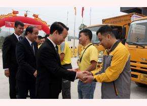 Secretary of the Provincial Party Committee Do Duc Duy and other provincial leaders offer lucky money to drivers who perform the first delivery task of the Lunar New Year.