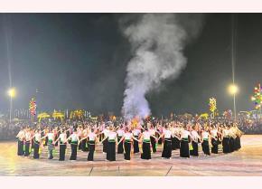 Thai dancing performance attracts a lot of visitors to Nghia Lo town, Yen Bai province.