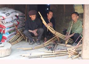 Artisan Giang Su Giang (right) from Hang Phu Loa of Mo De has made great contributions to maintaining Khen culture of Mong people.