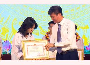 Chairman of the provincial People's Committee Tran Huy Tuan awards certificates of merit from prize winning students in the national excellent student contest.