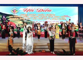 Contestants take part in ethnic costumes competition in Van Yen district.