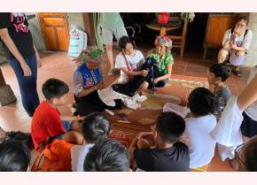 Cao Pha people guide campers to participate in indigo fabric dyeing summer camp
