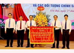 Vice Secretary of the provincial Party Committee Ta Van Long presents a flag to the VBSP’s chapter in Yen Bai.
