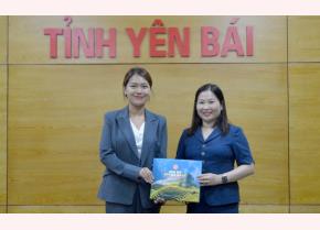 Vice Chairwoman of the Yen Bai provincial People’s Committee Vu Thi Hien Hanh presents a photo book titled “Yen Bai - Land and People” to Deputy Director of the KOICA Vietnam Office Yoo Soo-yeon.
