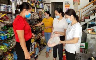 Lãnh đạo Hội LHPN tỉnh Yên Bái và các đại biểu tham quan gian hàng trưng bày sản phẩm của phụ nữ khởi nghiệp.