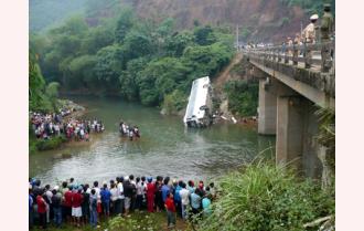 Xe khách Lai Châu lao xuống suối: 2 người chết, 5 người bị thương
