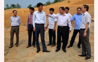 Chủ tịch UBND tỉnh Phạm Duy Cường kiểm tra tiến độ thi công đường tránh ngập
