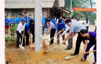 Huyện đoàn Yên Bình khởi công công trình “Thắp sáng đường quê” năm 2016