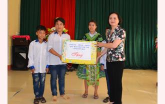 Bí thư Tỉnh ủy Phạm Thị Thanh Trà thăm và tặng quà Tết Trung thu tại Trung tâm Công tác xã hội và Bảo trợ xã hội Yên Bái