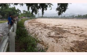 Video clip về lũ lụt ở thị xã Nghĩa Lộ