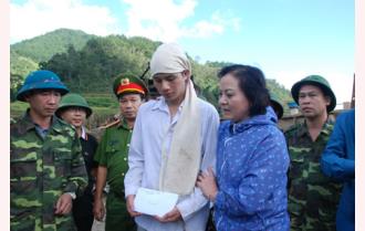 Bí thư Tỉnh ủy Phạm Thị Thanh Trà thăm hỏi các gia đình nạn nhân và chỉ đạo công tác khắc phục hậu quả mưa lũ tại huyện Trạm Tấu