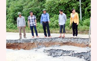 Phó Chủ tịch UBND tỉnh Nguyễn Văn Khánh kiểm tra công tác khắc phục hậu quả thiên tai tại huyện Trạm Tấu