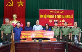 Bộ Công an hỗ trợ 450 triệu đồng cho đồng bào, chiến sĩ vùng lũ  phía Tây tỉnh Yên Bái