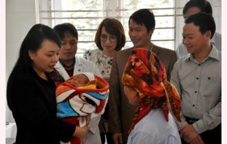 Bộ trưởng Y tế Nguyễn Thị Kim Tiến kiểm tra tình hình khắc phục hậu quả thiên tai và thăm hỏi, tặng quà người dân vùng lũ Yên Bái