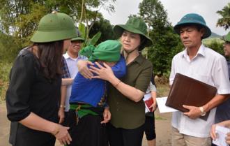 Bí thư Tỉnh ủy Phạm Thị Thanh Trà thăm hỏi các gia đình bị ảnh hưởng do mưa lũ, chỉ đạo tăng cường lực lượng khắc phục thiên tai tại thị xã Nghĩa Lộ