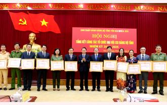Tỉnh ủy Yên Bái khen thưởng 28 tập thể, 58 cá nhân có thành tích xuất sắc trong công tác tổ chức Đại hội Đảng bộ tỉnh lần thứ XIX