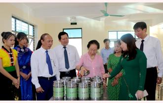 Chủ tịch Hội Khuyến học Việt Nam Nguyễn Thị Doan thăm và làm việc tại Trường Phổ thông Dân tộc nội trú THPT tỉnh Yên Bái
