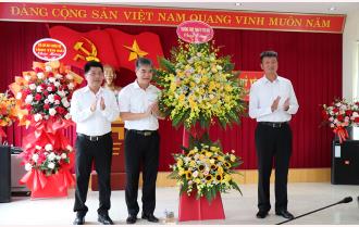 Chủ tịch UBND tỉnh Trần Huy Tuấn chúc mừng Ban Tổ chức Tỉnh ủy nhân kỷ niệm 93 năm Ngày truyền thống ngành Tổ chức xây dựng Đảng