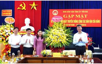 Chủ tịch UBND tỉnh Trần Huy Tuấn chúc mừng Ban Dân vận Tỉnh ủy nhân kỷ niệm Ngày truyền thống công tác dân vận của Đảng