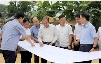 Phó Bí thư Thường trực Tỉnh ủy Tạ Văn Long kiểm tra tiến độ thực hiện Chương trình hành động 135 tại thị trấn Yên Thế, huyện Lục Yên