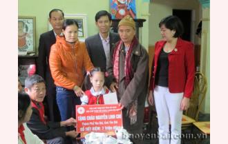 Hội CTĐ Yên Bái phối hợp Hội CTĐ tỉnh Hà Nam tặng quà nạn nhân khuyết tật