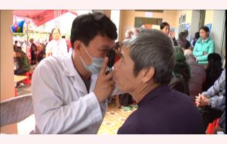 Ban Quân dân y Trung ương: Khám bệnh và cấp thuốc miễn phí cho nhân dân xã Việt Hồng