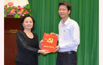 Đồng chí Nguyễn Thế Phước nhận Quyết định chuẩn y chức danh Bí thư Huyện ủy Trấn Yên