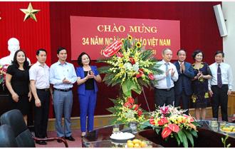 Đồng chí Bí thư Tỉnh ủy, Chủ tịch UBND tỉnh Phạm Thị Thanh Trà chúc mừng ngành giáo dục và đào tạo