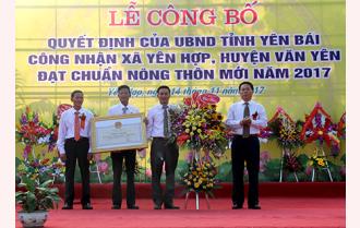 Xã Yên Hợp, huyện Văn Yên đón bằng công nhận đạt chuẩn nông thôn mới

