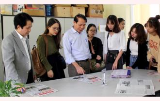 Đoàn sinh viên Học viện Báo chí và Tuyên truyền trao đổi, học tập kinh nghiệm tại Báo Yên Bái

