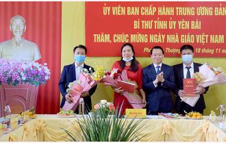 Bí thư Tỉnh ủy Đỗ Đức Duy chúc mừng thầy trò các nhà trường xã Phong Dụ Thượng, huyện Văn Yên