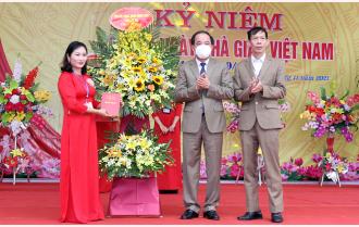 Phó Bí thư Thường trực Tỉnh ủy Tạ Văn Long chúc mừng thầy cô Trường Tiểu học và THCS Vân Hội nhân Ngày Nhà giáo Việt Nam