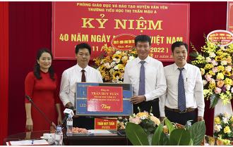 Chủ tịch UBND tỉnh Trần Huy Tuấn chúc mừng thầy cô giáo Trường Tiểu học Tiểu học thị trấn Mậu A, huyện Văn Yên