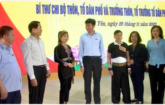 Chủ tịch UBND tỉnh Trần Huy Tuấn dự gặp mặt bí thư chi bộ, trưởng thôn, tổ trưởng dân phố tại huyện Văn Yên

