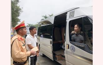 Cảnh sát giao thông Yên Bái xử lý 2 xe chở khách không có hợp đồng vận chuyển